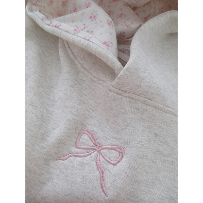 Damen Oversize Hoodie Sweatshirt mit zartem Stickdesign auf der Vorderseite und gesticktem Schriftzug auf der Rückseite – Auréline