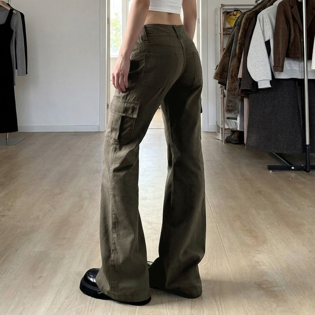 Damen Cargo-Flares mit hoher Taille, Klappentaschen und weitem Schlag – Avélisse