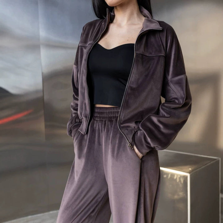 Damen ausgestelltes Velours-Jogginganzug-Set mit kurzer Reißverschlussjacke und hochtaillierter Kordelhose – Avérine