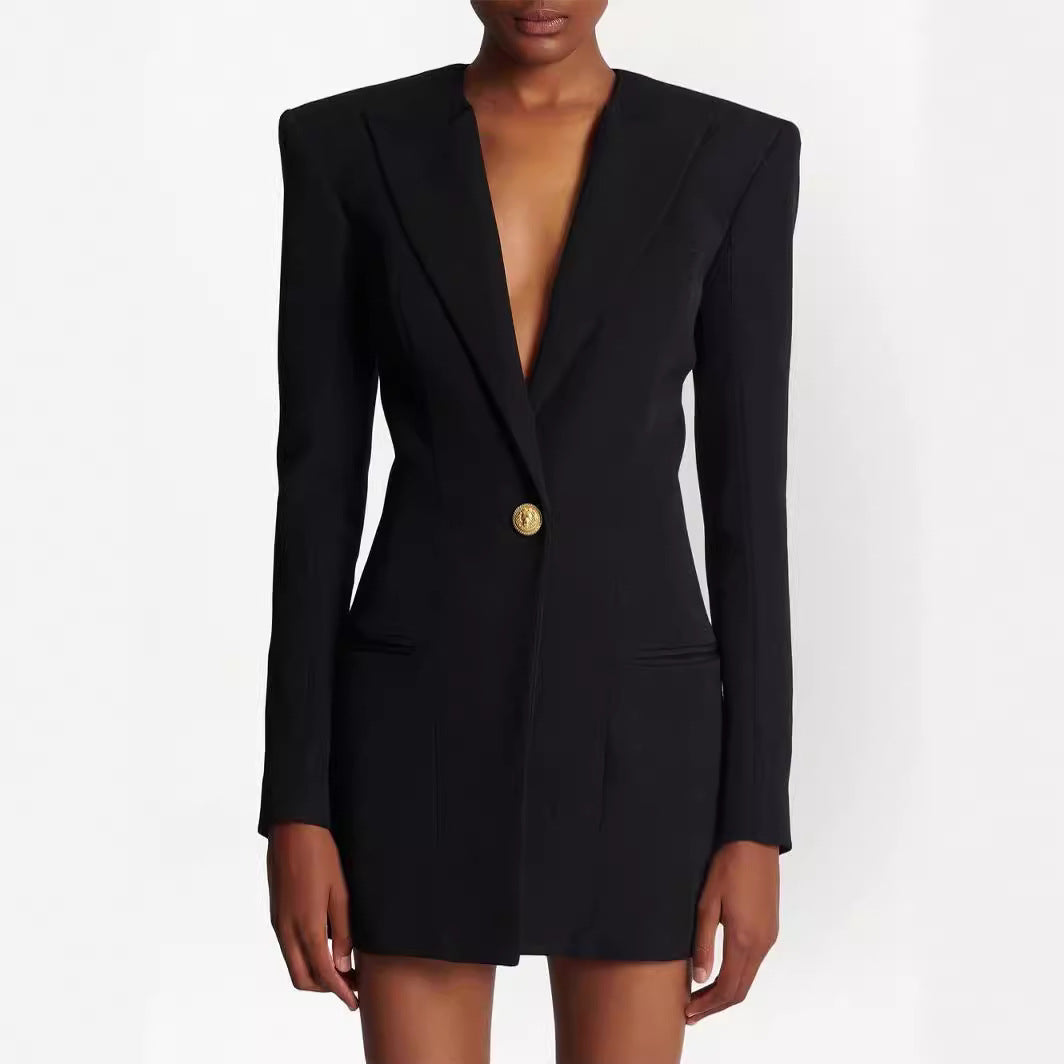 Damen kurzes Blazerkleid im minimalistischen Tailoring mit betonter Schulter und Ein-Knopf‑Verschluss Echoarchiv