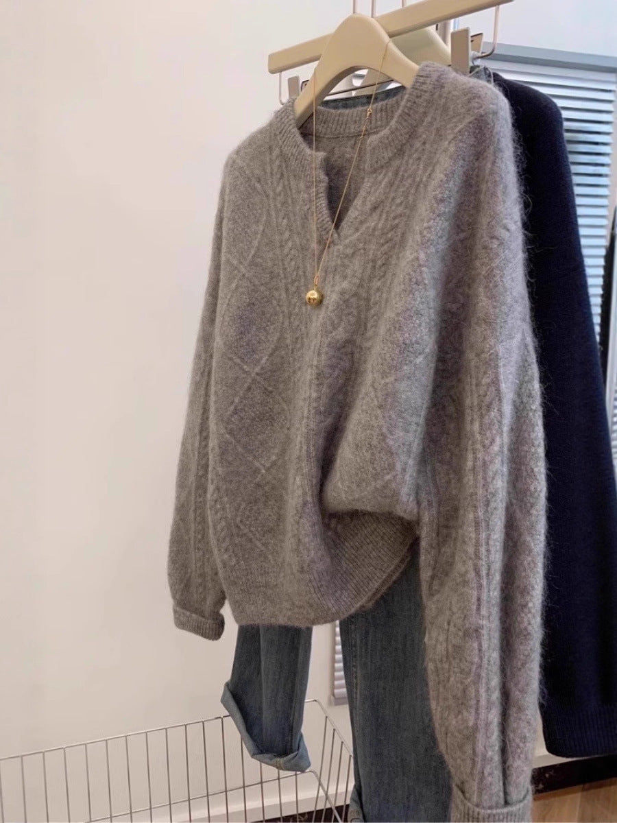 Damen Oversize Mohair-Optik Zopfmusterpullover mit V‑Ausschnitt und überschnittener Schulter Echoarchiv