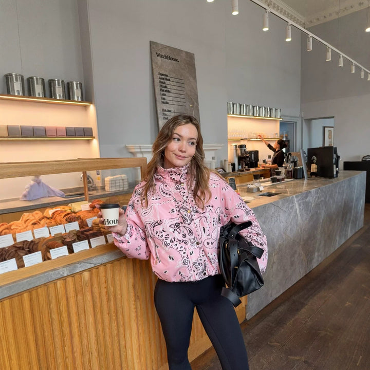 Damen Bedruckte Kapuzen-Übergangsjacke mit Bandana‑Print und Kängurutasche Echoarchiv