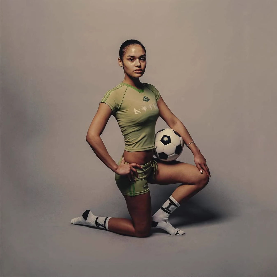 Damen Sport-Set mit figurbetonter Shorts und kurzärmeliger Oberteil Echo Archiv