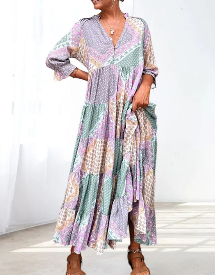 Damen nan Patchwork-Stufenmaxikleid mit V-Ausschnitt, teilweiser Knopfleiste, geraffter Passe und seitlichen Eingrifftaschen Echo Archiv