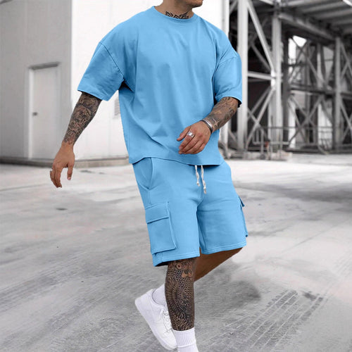 Herren lässiges Sportoutfit mit praktischen Cargo-Shorts und oversized T-Shirt Echoarchiv
