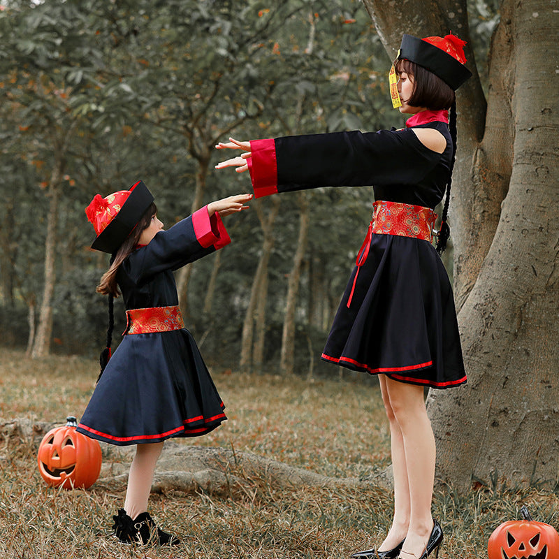 Mädchen traditionelles Kostüm mit floralem Muster Echo Archiv