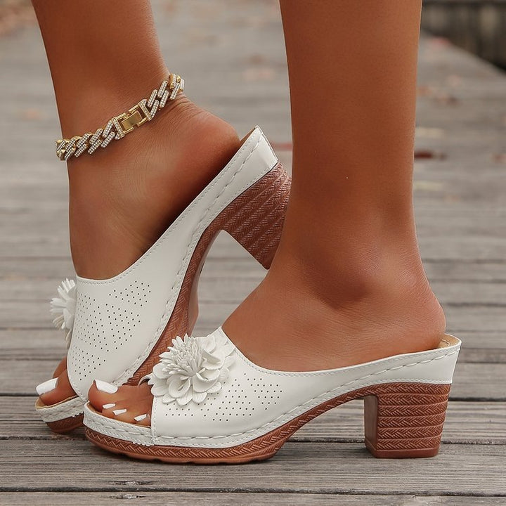 Damen Lederoptik-Peeptoe Mules mit Blütenapplikation und mittlerem Blockabsatz Echo Archiv