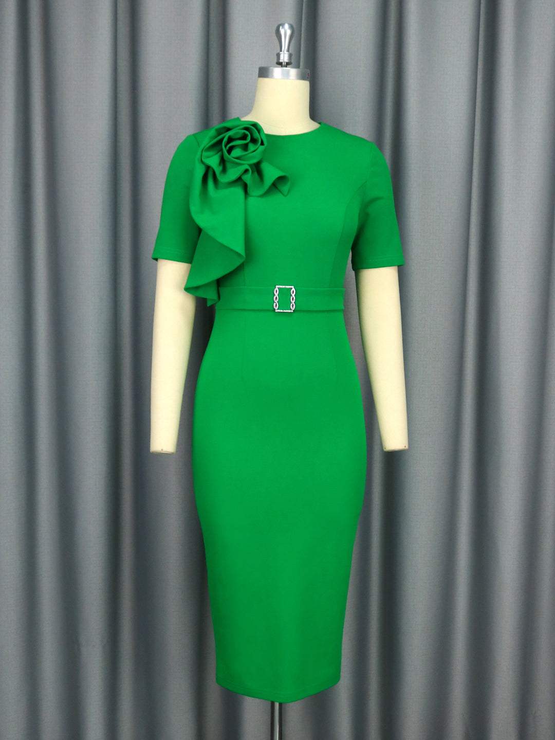 Damen figurbetontes Kleid mit hoppelndem Blüten-Design Echo Archiv