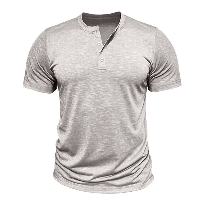 Herren Kurzarm-Henley-T-Shirt mit dekorativen Knopfdetails und geschmeidiger Oberfläche Echoarchiv