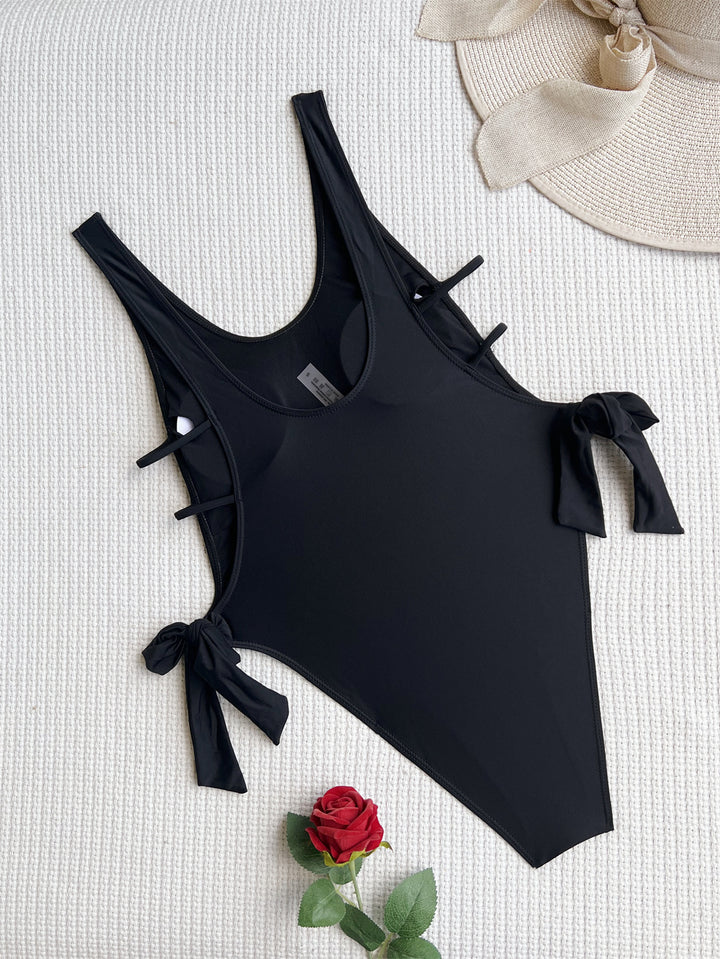 Damen Hochgeschnittener Badeanzug mit eleganten Schnürdetails Echo Archiv