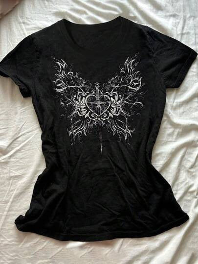 Damen T-Shirt mit künstlerischem Schmetterlingsdesign und herzförmigem Akzent Echo Archiv