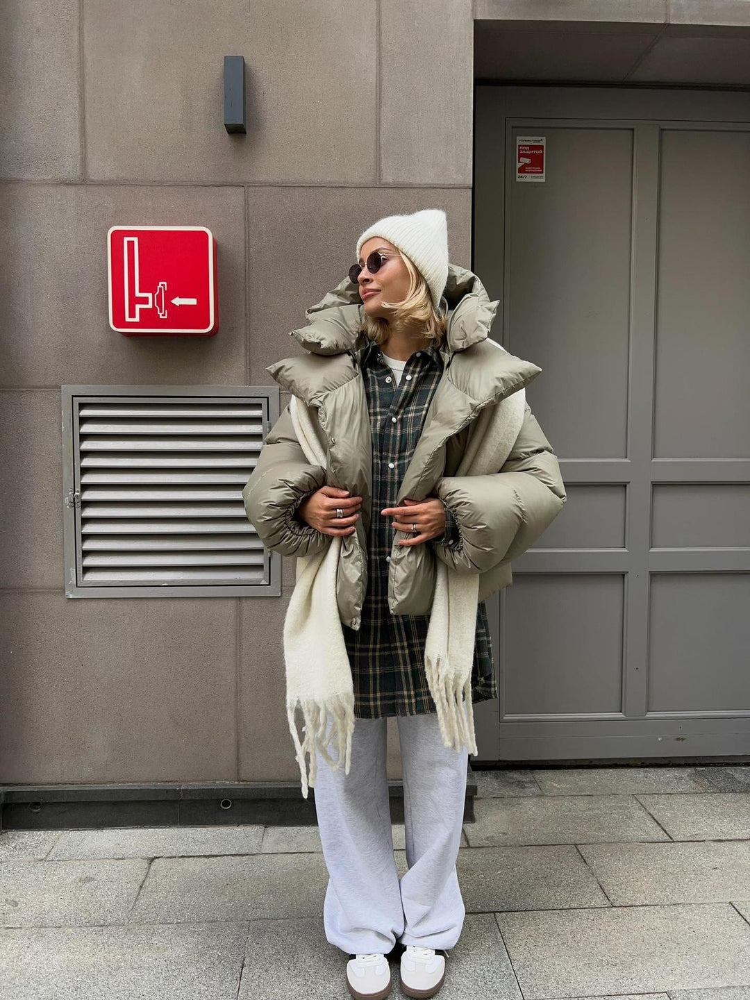 Damen extravagante Oversize Steppdaunenjacke mit extravoluminöser Kapuze Echoarchiv