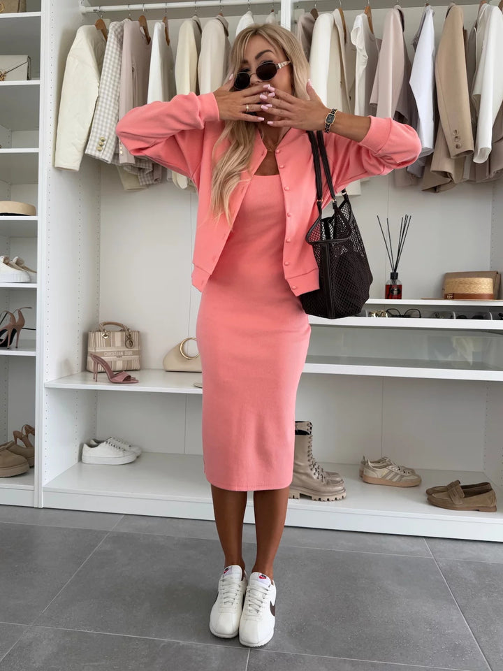 Damen tailliertes Strick-Midikleid mit feiner Rippstruktur und kurzer Button-Jacke – Élanora
