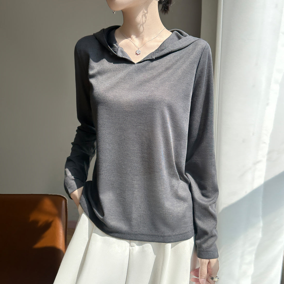 Damen Leichter Kapuzenpullover mit V‑Ausschnitt und feinem Jersey Echoarchiv