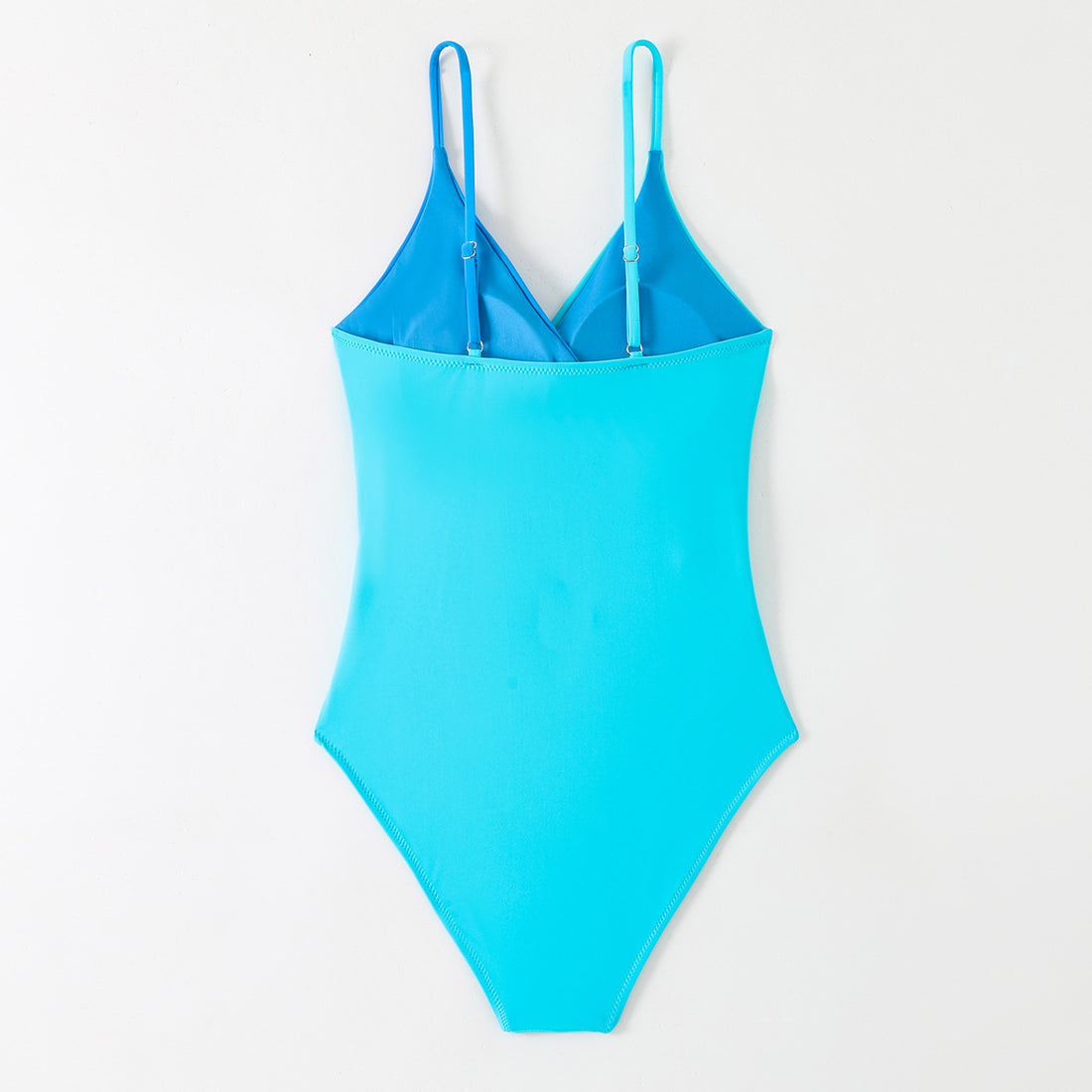 Damen Badeanzug mit verschlungenem Schnitt und figurbetonendem Design – Maréssa