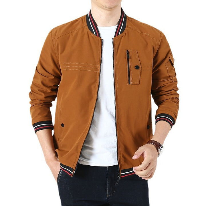 Herren Leichter Bomberblouson im Retro‑Sportstil mit geripptem Kragen und Reißverschluss‑Taschendetail Echoarchiv