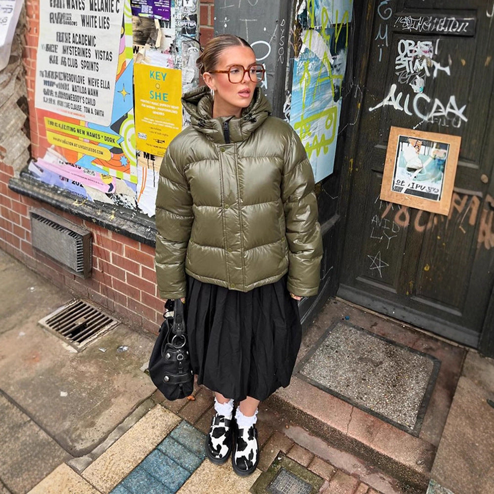 Damen Kurze glänzende Steppjacke mit Kapuze und boxy Silhouette Echoarchiv