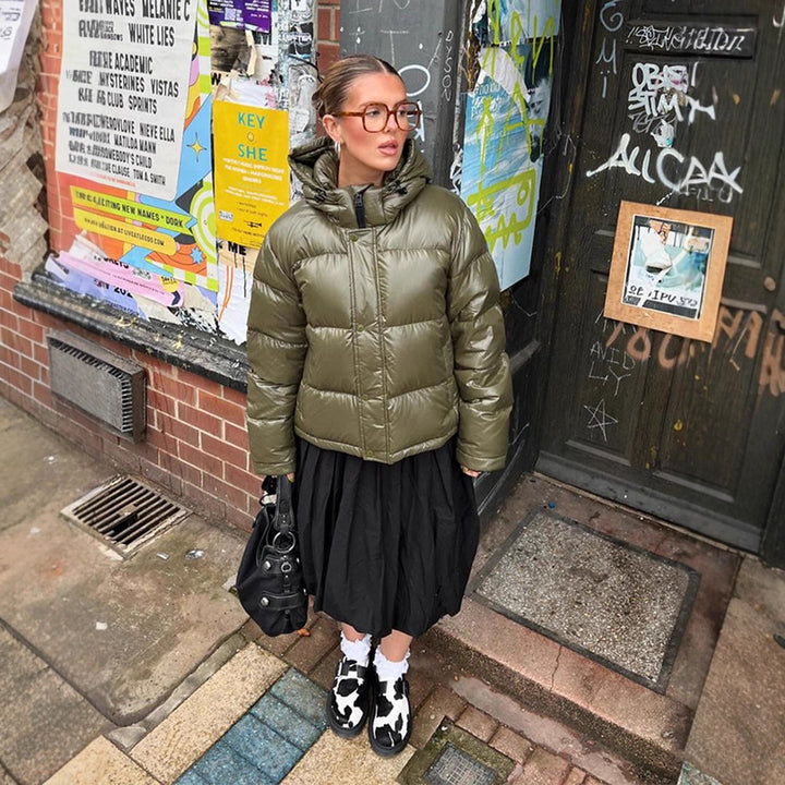 Damen Kurze glänzende Steppjacke mit Kapuze und boxy Silhouette Echoarchiv