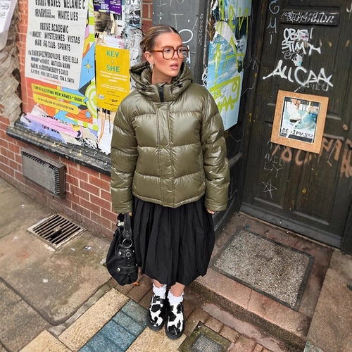 Damen Kurze glänzende Steppjacke mit Kapuze und boxy Silhouette Echoarchiv