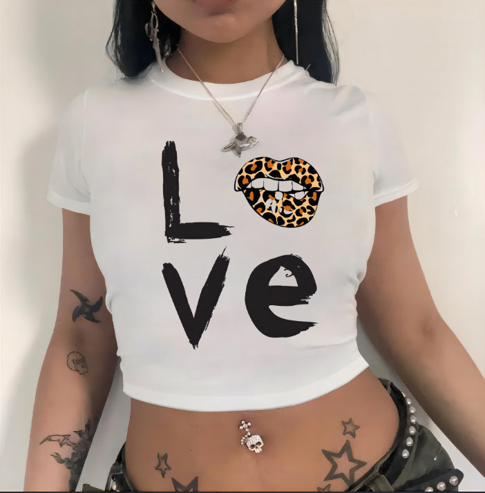 Damen Crop-T-Shirt mit animalistischem Lippenmotiv und auffälligem Schriftzug Echo Archiv