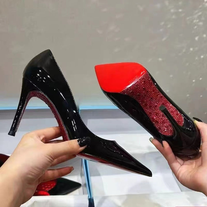 Damen Elegante Lack-Pumps mit spitz zulaufender Silhouette und Stiletto-Absatz Echo Archiv