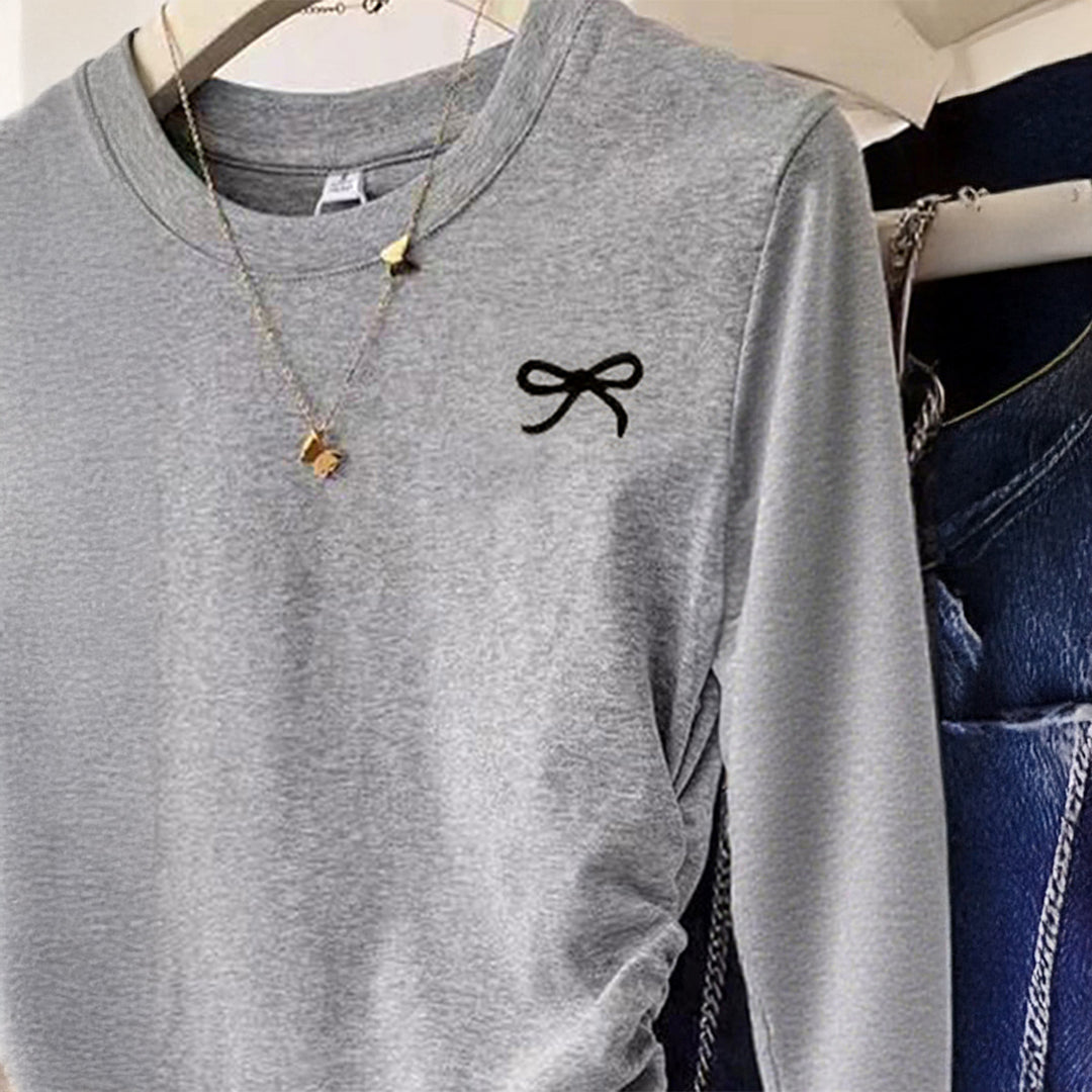 Damen gerüschtes Langarmshirt mit dezenter Schleifen-Stickerei und taillierter Drapierung – Maréline