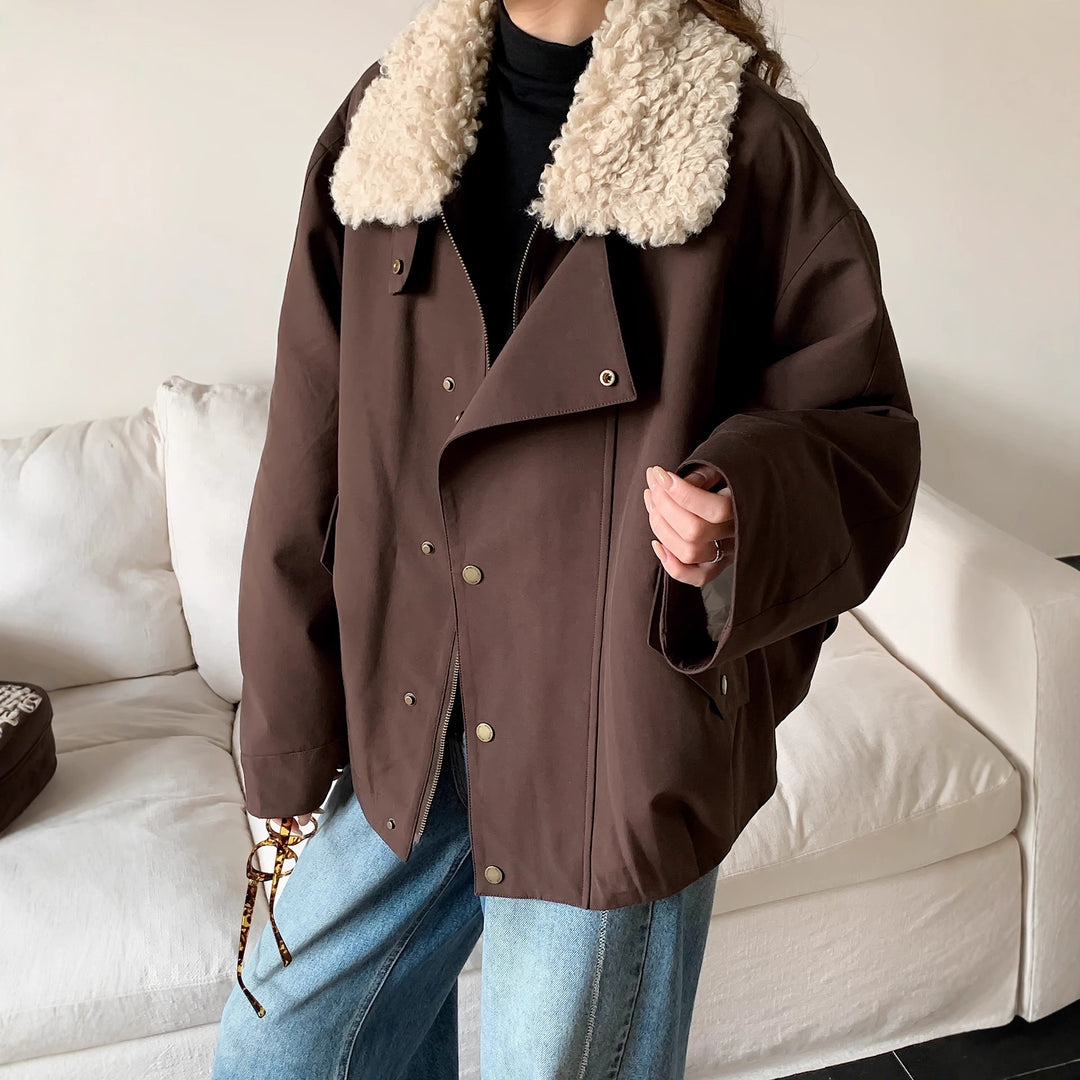 Damen Oversize-Utilityjacke mit hohem Teddykragen und Druckknopfleiste Echoarchiv