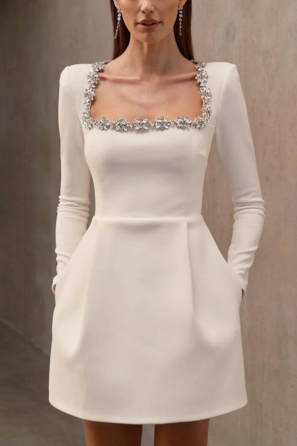 Damen elegantes Cocktailkleid mit besticktem Ausschnitt und ausgestelltem Rock Echo Archiv