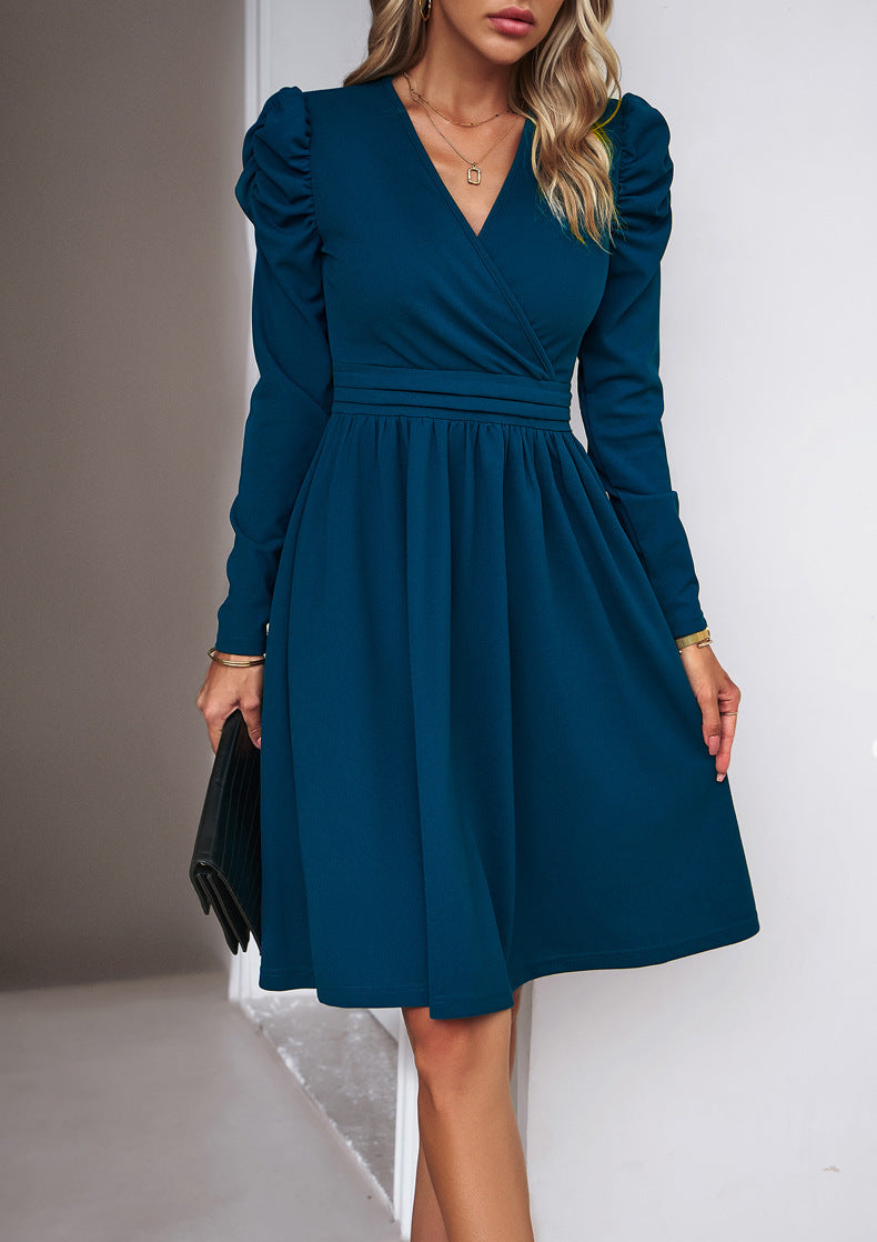 Damen Wickelkleid mit V-Ausschnitt, gerafften Puffärmeln und tailliertem Faltenrock – Élara