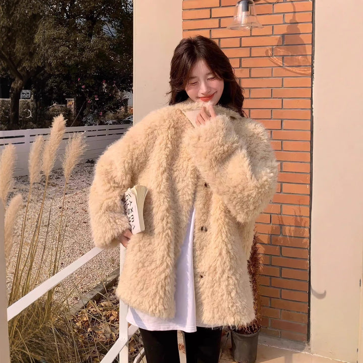 Damen Kurzmantel aus Teddyfleece mit Oversize‑Schnitt Stehkragen und Pattentaschen Echoarchiv
