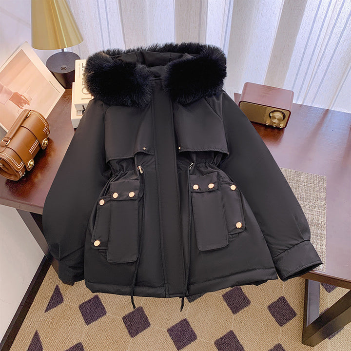 Damen kuscheliger Utility-Kurzparka mit extravoluminösem Kunstfellkragen, Cargo-Außentaschen und taillierendem Tunnelzug – Célinea