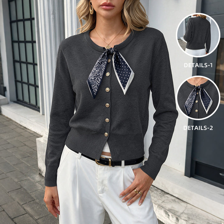 Damen Stilvolle Strickjacke mit Knopfleiste und Seiden-Schal Echo Archiv