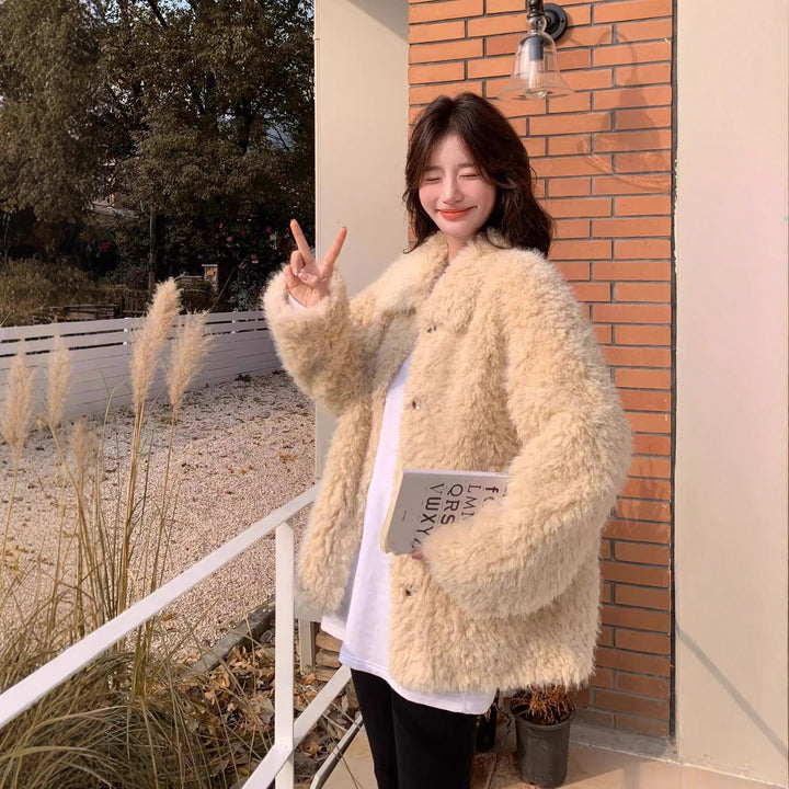 Damen Kurzmantel aus Teddyfleece mit Oversize‑Schnitt Stehkragen und Pattentaschen Echoarchiv