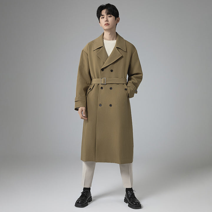 Herren Maxilanger Trenchmantel mit taillierendem Gürtel und minimalistischer Silhouette Echoarchiv