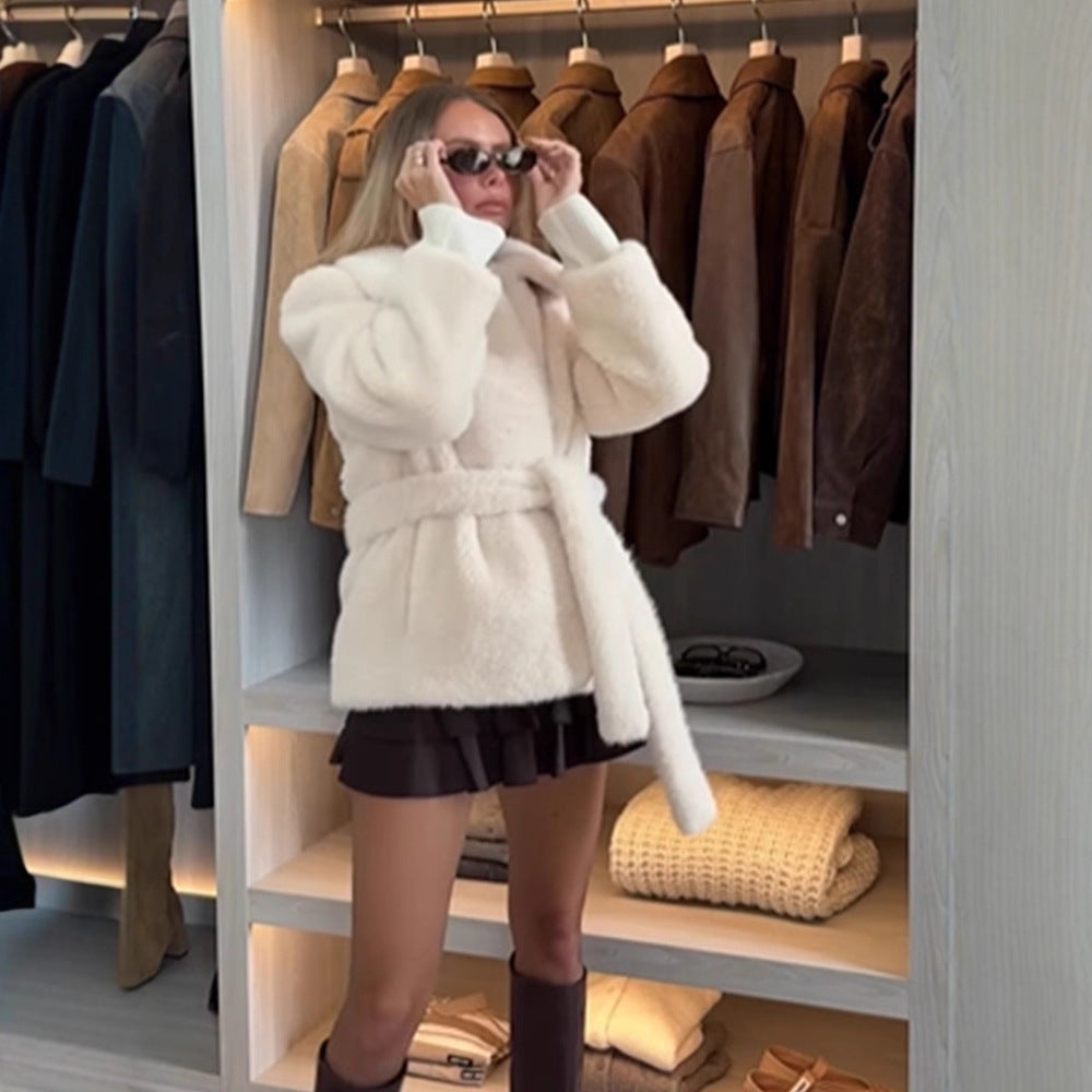Damen Kurzjacke aus Teddy-Fauxfur mit Oversize-Kragen und Eingrifftaschen Echoarchiv