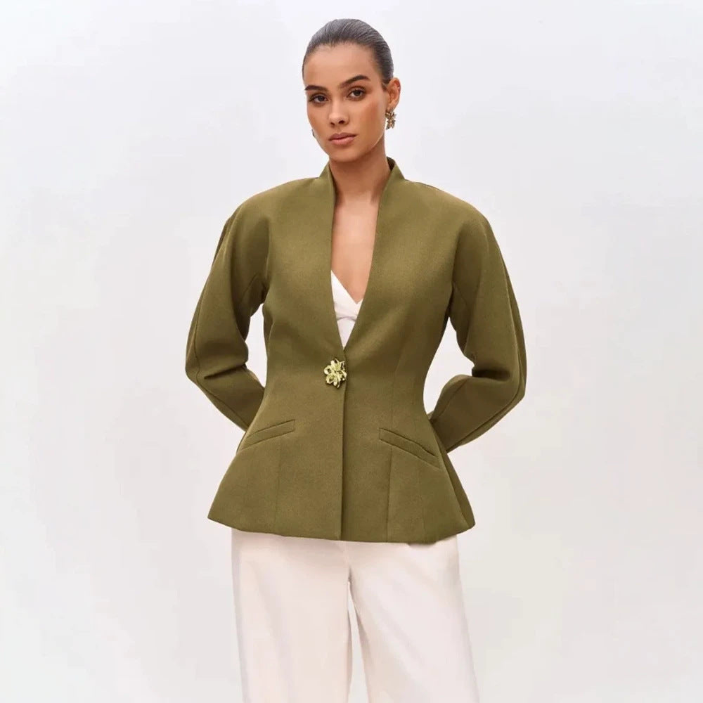 Damen Skulptural taillierte Jacke mit Schößchen, Stehkragen und Schmuckbrosche Echoarchiv