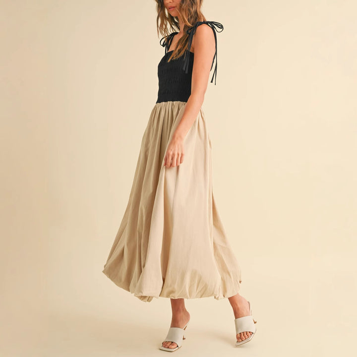 Damen Midikleid mit Smok‑Büste, Bindeträgern und ballonigem Volantrock – Avérine