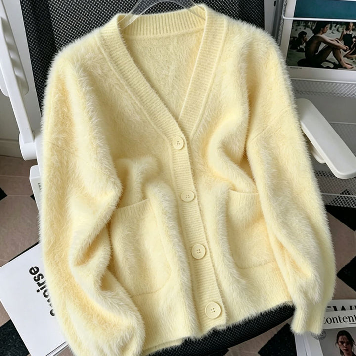 Damen Fluffy-Cardigan mit tiefem V-Ausschnitt, gerippter Knopfleiste und Eingrifftaschen – Veloura