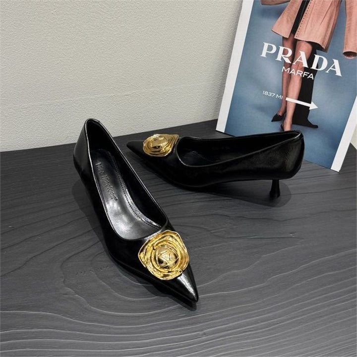Damen Spitz zulaufende Pumps mit Metallic-Optik und Rosetten-Applikation – Lioré