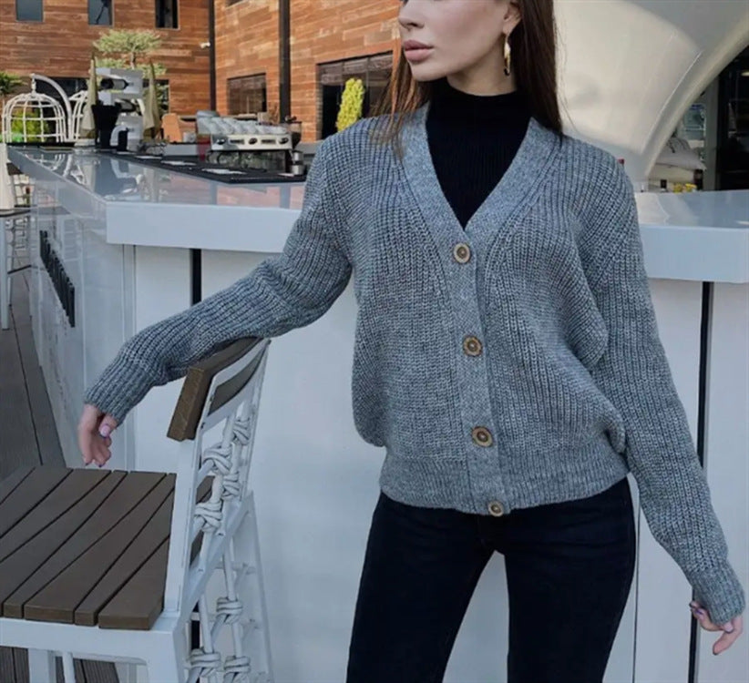 Damen Boxy-Grobstrick-Cardigan mit tiefer V-Leiste, Holzknopfverschluss und geripptem Saum – Veloura