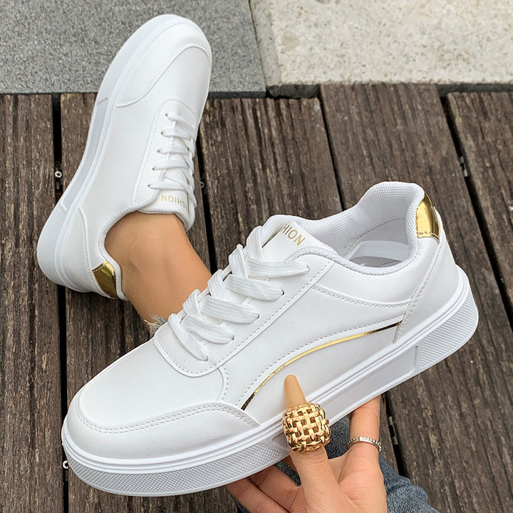 Damen Plateau-Sneaker mit goldener Zierkante und gepolstertem Komfortfußbett – Névara