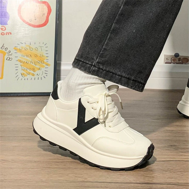 Damen Plateau-Sneaker mit kontrastierendem V-Design, dicker Profilsohle und gepolstertem Komfortkragen – Névara