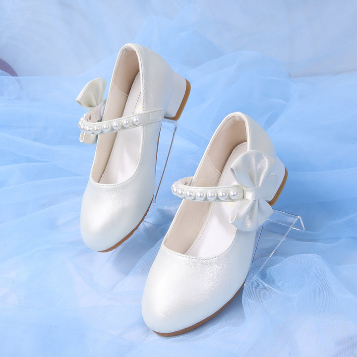 Mädchen elegante Ballerinas mit Schleifen- und Perlenakzenten Echo Archiv