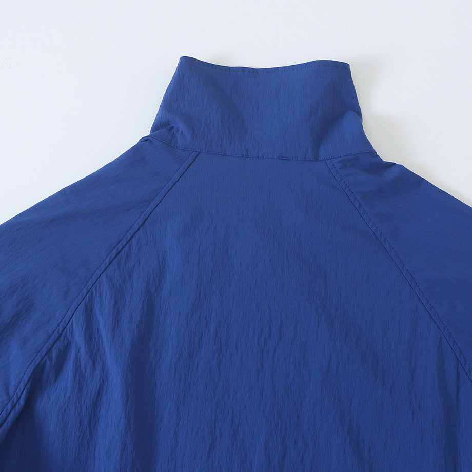 Damen Leichte Cropped Windjacke mit Stehkragen, Raglanärmeln und Tunnelzug Echoarchiv