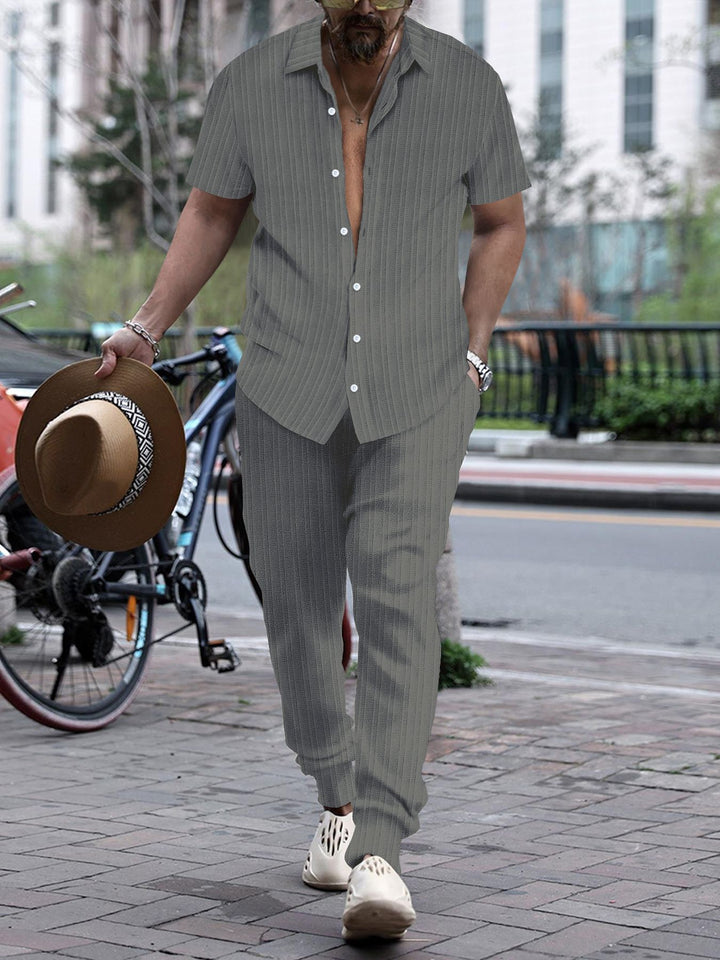 Herren Elegantes Kurzarmhemd mit passender Hose Echoarchiv