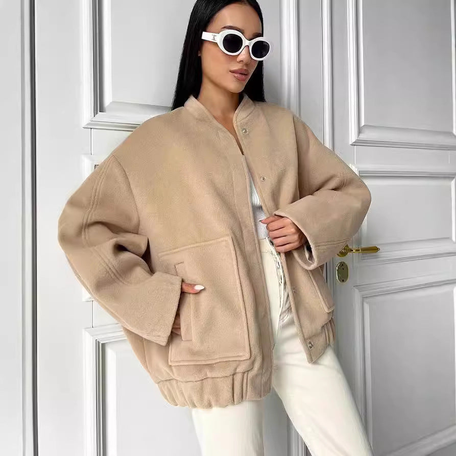 Damen Kurz geschnittener kastiger Wollmix-Blouson mit Druckknopfleiste und aufgesetzten Taschen Echoarchiv