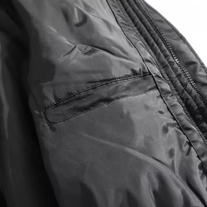 Herren sportliche Übergangsjacke mit verstellbarer Kapuze und reflektierenden Akzenten Echoarchiv