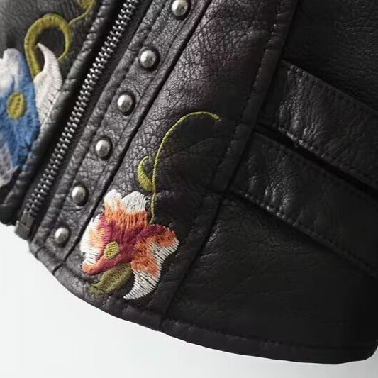 Damen Kurz‑Bikerjacke aus veganer Lederoptik mit bestickten Blumenapplikationen und Nieten Echoarchiv