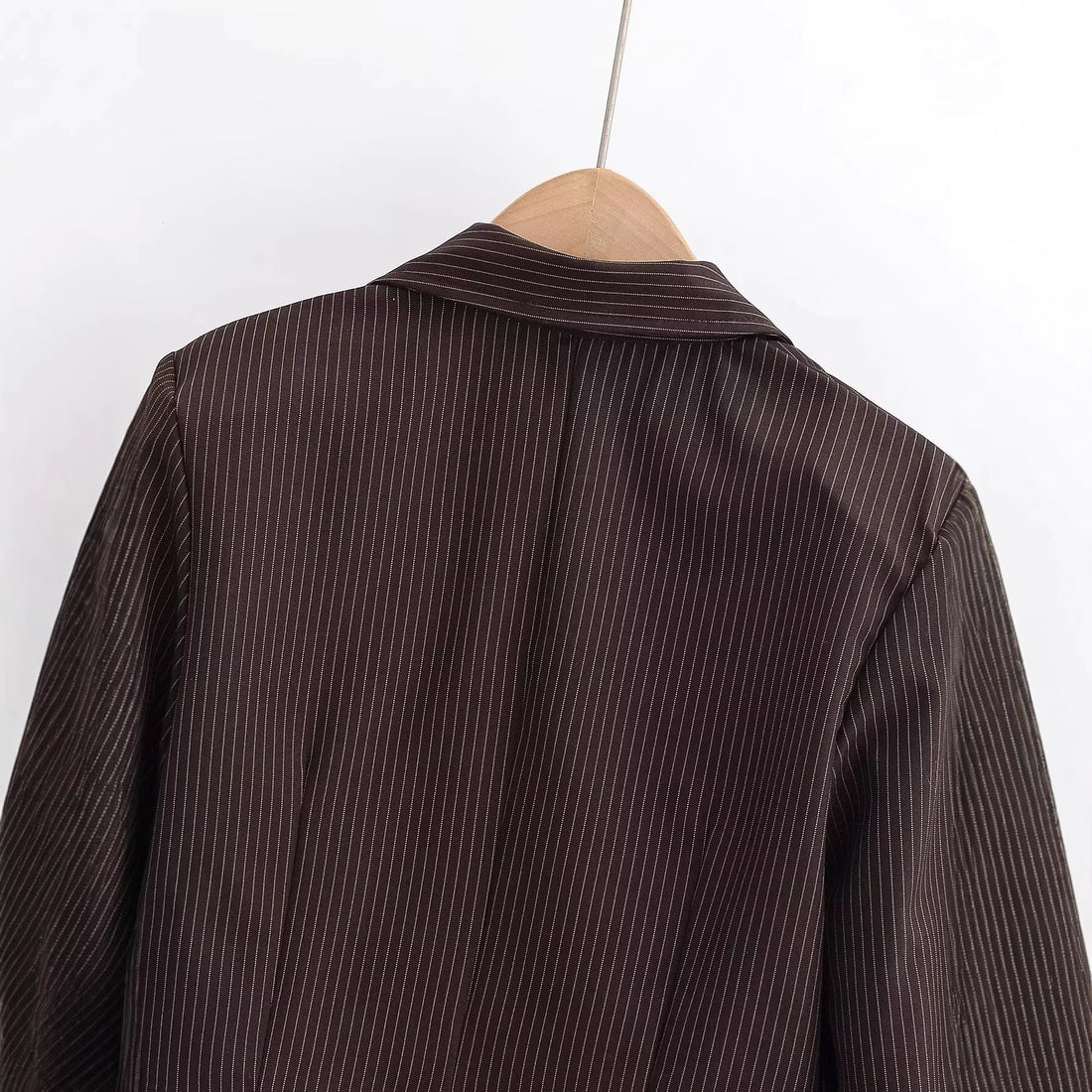 Damen Taillierte Cropped-Hemdbluse im Nadelstreifen mit tiefem V-Ausschnitt Echoarchiv