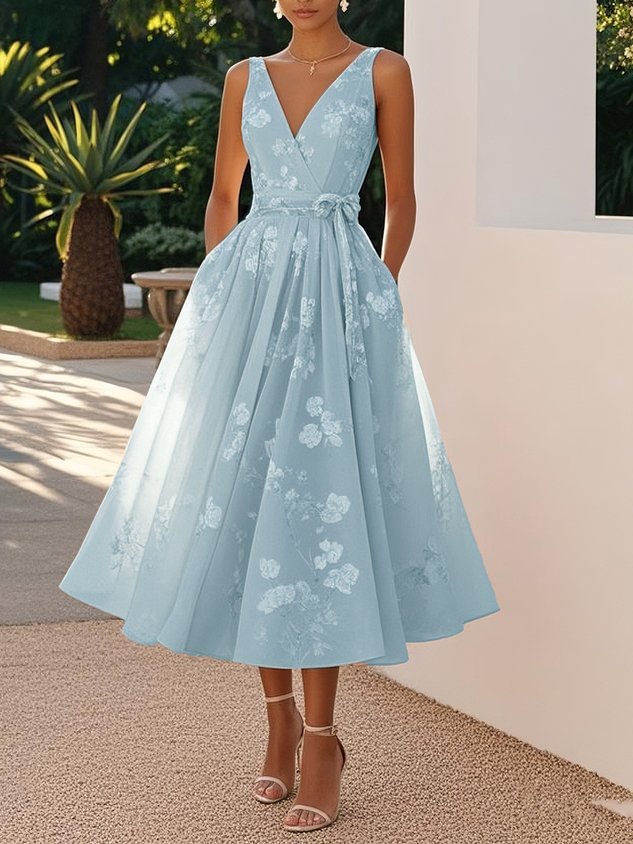 Damen Elegantes Blumenkleid mit tiefem V-Ausschnitt und Taillengürtel Echo Archiv